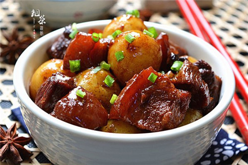 来一口小土豆烧肉幸福感倍增！