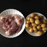 小土豆烧肉的做法图解1