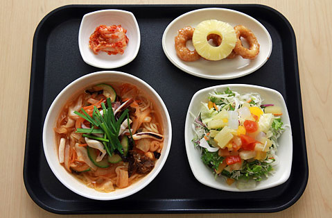 杂菜拌饭3000韩元。色拉1500韩元。炸鱿鱼圈1000韩元。